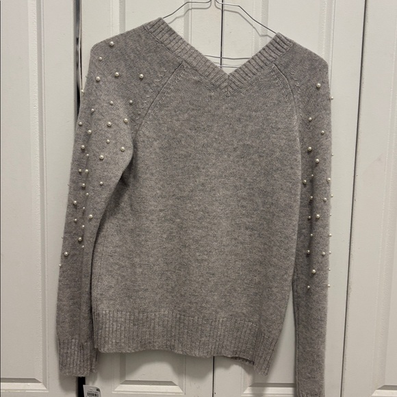NWT 100%Cashmere Charter Club Light Gray V-Neck Sweater with Pearl Details - Picture 4 of 5